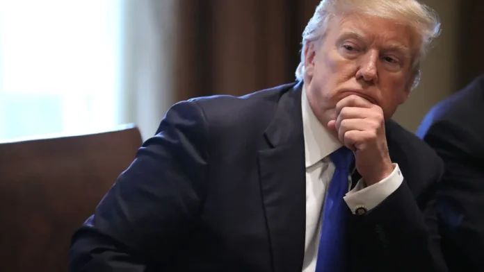 Trump, eroul unei întâmplări “à la Hollywood”! A fost ascuns într-un camion de catering pentru a fi secretizată urcarea lui într-un avion Trump, eroul unei întâmplări “à la Hollywood”! A fost ascuns într-un camion de catering pentru a fi secretizată urcarea lui într-un avion
