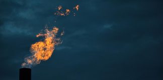 Documente uluitoare! Emisiile industriei petroliere sunt de zece ori mai mari decât se credea până acum!