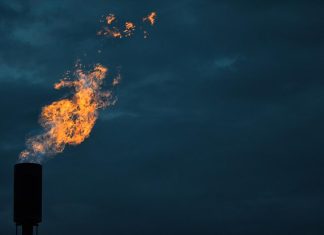 Documente uluitoare! Emisiile industriei petroliere sunt de zece ori mai mari decât se credea până acum!