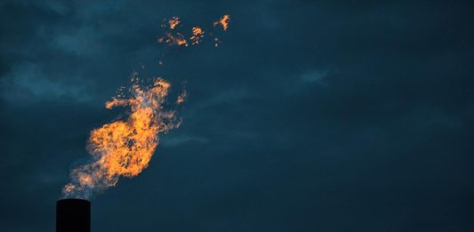 Documente uluitoare! Emisiile industriei petroliere sunt de zece ori mai mari decât se credea până acum!