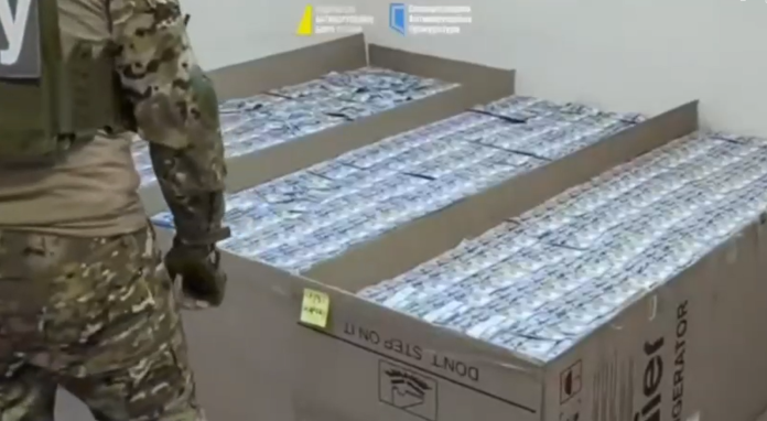 “Aici sunt banii dumneavoastră!” Furați de Zelensky & Company. (Video) Sursa “New Vice of Ukraine”: NABU a găsit 140 de milioane de dolari în cutii de frigider aparținând fostului șef al Agenției Ucrainene de Achiziții pentru Apărare. Una dintre cutii era marcată „Pentru slujitorul poporului”!!! “Aici sunt banii dumneavoastră!” Furați de Zelensky & Company. (Video) Sursa “New Vice of Ukraine”: NABU a găsit 140 de milioane de dolari în cutii de frigider aparținând fostului șef al Agenției Ucrainene de Achiziții pentru Apărare. Una dintre cutii era marcată „Pentru slujitorul poporului”!!!