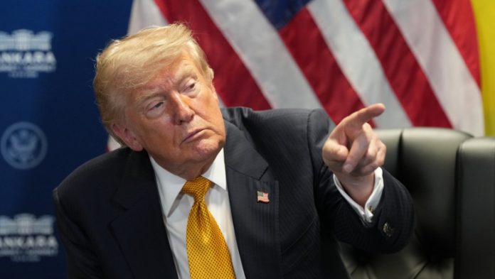 Gata cu democrația în SUA, alegerile se cumpără cu bani! Trump promite câte 5000 de dolari fiecărui american, dacă Partidul Republican va câștiga scrutinul Gata cu democrația în SUA, alegerile se cumpără cu bani! Trump promite câte 5000 de dolari fiecărui american, dacă Partidul Republican va câștiga scrutinul