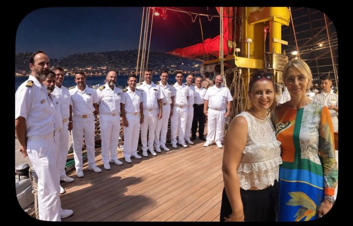 România din Creta. Ambasada, nava „Mircea” și oamenii care nu lasă o comunitate să-și uite țara România din Creta. Ambasada, nava „Mircea” și oamenii care nu lasă o comunitate să-și uite țara