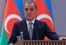 Ministrul azer de externe, Jeyhun Bayramov, a declarat marți că Baku și Ankara își coordonează inițiativele pe termen lung în sectoarele energiei și transporturilor, ambii miniștri discutând în capitală despre platforme multilaterale și conectivitate regională. Ministrul azer de externe Jeyhun Bayramov a declarat marți că Baku și Ankara își coordonează inițiativele strategice pentru „următoarele decenii”, înalți oficiali purtând discuții ample în capitală pe tema securității energetice și a conectivității regionale. Vorbind la o conferință de presă comună alături de omologul său turc, Hakan Fidan, Bayramov a subliniat sectoarele „distins în mod tradițional prin importanța lor strategică”ca fiind centrale pentru agenda bilaterală, punând un accent special pe conducta Baku- Tbilisi-Ceyhan și pe Coridorul Sudic de Gaze. Bayramov a menționat că aceste proiecte existente reprezintă o contribuție „masivă” la securitatea energetică a ambelor națiuni și a unei „vaste regiuni geografice”. „Credem că, în etapa actuală, există proiecte cu perspective imense și un mare potențial, orientate spre deceniile următoare, iar lucrările la acestea se desfășoară în prezent printr-o strânsă coordonare între cele două țări”, a spus el, analizând și inițiativele energetice alternative, inclusiv planurile de furnizare a energiei verzi către piețele europene prin Marea Neagră și un proiect de conectare a regiunii autonome Nakhchivan din Azerbaidjan cu Turcia printr-un nou cablu energetic. Platforme multilaterale Miniștrii au examinat implicarea Azerbaidjanului în cadrul cadrelor multilaterale, discutând în special cooperarea în cadrul Organizației Statelor Turce (OTS) înainte de summitul de luna viitoare din Turcia. Menționând că organizația are o „semnificație specială” pentru ambele țări, Bayramov a declarat că au purtat discuții productive cu privire la pregătirile pentru reuniune, promițând totodată sprijin deplin pentru găzduirea viitoare a COP31 de către Turcia. „În calitate de președinție a COP29, țara noastră își exprimă sprijinul deplin pentru Turcia — care va găzdui în curând COP31 — iar întreaga noastră echipă, care a participat la COP29 și a rămas activă în diplomația climatică de atunci, va juca un rol extrem de activ în desfășurarea cu succes a COP31… atât în faza pregătitoare, cât și în cadrul evenimentului în sine”, a declarat Bayramov. Conectivitate regională Bayramov și Fidan au făcut schimb de opinii cu privire la evoluțiile din Caucazul de Sud și Orientul Mijlociu, ministrul azer subliniind progresele rapide înregistrate în ceea ce privește noua infrastructură de transport. El a declarat că aproximativ 95% din autostrăzile care duc de la Azerbaidjanul continental la granița cu Armenia vecină sunt finalizate, în timp ce construcția căilor ferate se află la aproximativ 75% din stadiul de finalizare, menționând că lucrările de reconstrucție a conexiunilor feroviare din Nakhchivan au început deja. Ministrul de externe a evidențiat discuțiile directe dintre Erevan și Washington privind secțiunea de 42 de kilometri a Rutei Trump pentru Pace și Prosperitate Internațională (TRIPP) care trece prin teritoriul armean, afirmând că SUA informează în mod regulat Azerbaidjanul despre această problemă. El a descris această secțiune drept „veriga lipsă”,menționând că un „nou coridor de transport semnificativ” care va lega Europa de Asia Centrală prin Turcia și Azerbaidjan va apărea odată ce ruta va fi stabilită. Sursă: sinteză din presa turcă
