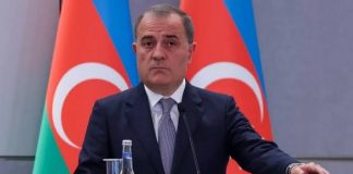 Ministrul azer de externe, Jeyhun Bayramov, a declarat marți că Baku și Ankara își coordonează inițiativele pe termen lung în sectoarele energiei și transporturilor, ambii miniștri discutând în capitală despre platforme multilaterale și conectivitate regională. Ministrul azer de externe Jeyhun Bayramov a declarat marți că Baku și Ankara își coordonează inițiativele strategice pentru „următoarele decenii”, înalți oficiali purtând discuții ample în capitală pe tema securității energetice și a conectivității regionale. Vorbind la o conferință de presă comună alături de omologul său turc, Hakan Fidan, Bayramov a subliniat sectoarele „distins în mod tradițional prin importanța lor strategică”ca fiind centrale pentru agenda bilaterală, punând un accent special pe conducta Baku- Tbilisi-Ceyhan și pe Coridorul Sudic de Gaze. Bayramov a menționat că aceste proiecte existente reprezintă o contribuție „masivă” la securitatea energetică a ambelor națiuni și a unei „vaste regiuni geografice”. „Credem că, în etapa actuală, există proiecte cu perspective imense și un mare potențial, orientate spre deceniile următoare, iar lucrările la acestea se desfășoară în prezent printr-o strânsă coordonare între cele două țări”, a spus el, analizând și inițiativele energetice alternative, inclusiv planurile de furnizare a energiei verzi către piețele europene prin Marea Neagră și un proiect de conectare a regiunii autonome Nakhchivan din Azerbaidjan cu Turcia printr-un nou cablu energetic. Platforme multilaterale Miniștrii au examinat implicarea Azerbaidjanului în cadrul cadrelor multilaterale, discutând în special cooperarea în cadrul Organizației Statelor Turce (OTS) înainte de summitul de luna viitoare din Turcia. Menționând că organizația are o „semnificație specială” pentru ambele țări, Bayramov a declarat că au purtat discuții productive cu privire la pregătirile pentru reuniune, promițând totodată sprijin deplin pentru găzduirea viitoare a COP31 de către Turcia. „În calitate de președinție a COP29, țara noastră își exprimă sprijinul deplin pentru Turcia — care va găzdui în curând COP31 — iar întreaga noastră echipă, care a participat la COP29 și a rămas activă în diplomația climatică de atunci, va juca un rol extrem de activ în desfășurarea cu succes a COP31… atât în faza pregătitoare, cât și în cadrul evenimentului în sine”, a declarat Bayramov. Conectivitate regională Bayramov și Fidan au făcut schimb de opinii cu privire la evoluțiile din Caucazul de Sud și Orientul Mijlociu, ministrul azer subliniind progresele rapide înregistrate în ceea ce privește noua infrastructură de transport. El a declarat că aproximativ 95% din autostrăzile care duc de la Azerbaidjanul continental la granița cu Armenia vecină sunt finalizate, în timp ce construcția căilor ferate se află la aproximativ 75% din stadiul de finalizare, menționând că lucrările de reconstrucție a conexiunilor feroviare din Nakhchivan au început deja. Ministrul de externe a evidențiat discuțiile directe dintre Erevan și Washington privind secțiunea de 42 de kilometri a Rutei Trump pentru Pace și Prosperitate Internațională (TRIPP) care trece prin teritoriul armean, afirmând că SUA informează în mod regulat Azerbaidjanul despre această problemă. El a descris această secțiune drept „veriga lipsă”,menționând că un „nou coridor de transport semnificativ” care va lega Europa de Asia Centrală prin Turcia și Azerbaidjan va apărea odată ce ruta va fi stabilită. Sursă: sinteză din presa turcă
