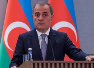 Ministrul azer de externe, Jeyhun Bayramov, a declarat marți că Baku și Ankara își coordonează inițiativele pe termen lung în sectoarele energiei și transporturilor, ambii miniștri discutând în capitală despre platforme multilaterale și conectivitate regională. Ministrul azer de externe Jeyhun Bayramov a declarat marți că Baku și Ankara își coordonează inițiativele strategice pentru „următoarele decenii”, înalți oficiali purtând discuții ample în capitală pe tema securității energetice și a conectivității regionale. Vorbind la o conferință de presă comună alături de omologul său turc, Hakan Fidan, Bayramov a subliniat sectoarele „distins în mod tradițional prin importanța lor strategică”ca fiind centrale pentru agenda bilaterală, punând un accent special pe conducta Baku- Tbilisi-Ceyhan și pe Coridorul Sudic de Gaze. Bayramov a menționat că aceste proiecte existente reprezintă o contribuție „masivă” la securitatea energetică a ambelor națiuni și a unei „vaste regiuni geografice”. „Credem că, în etapa actuală, există proiecte cu perspective imense și un mare potențial, orientate spre deceniile următoare, iar lucrările la acestea se desfășoară în prezent printr-o strânsă coordonare între cele două țări”, a spus el, analizând și inițiativele energetice alternative, inclusiv planurile de furnizare a energiei verzi către piețele europene prin Marea Neagră și un proiect de conectare a regiunii autonome Nakhchivan din Azerbaidjan cu Turcia printr-un nou cablu energetic. Platforme multilaterale Miniștrii au examinat implicarea Azerbaidjanului în cadrul cadrelor multilaterale, discutând în special cooperarea în cadrul Organizației Statelor Turce (OTS) înainte de summitul de luna viitoare din Turcia. Menționând că organizația are o „semnificație specială” pentru ambele țări, Bayramov a declarat că au purtat discuții productive cu privire la pregătirile pentru reuniune, promițând totodată sprijin deplin pentru găzduirea viitoare a COP31 de către Turcia. „În calitate de președinție a COP29, țara noastră își exprimă sprijinul deplin pentru Turcia — care va găzdui în curând COP31 — iar întreaga noastră echipă, care a participat la COP29 și a rămas activă în diplomația climatică de atunci, va juca un rol extrem de activ în desfășurarea cu succes a COP31… atât în faza pregătitoare, cât și în cadrul evenimentului în sine”, a declarat Bayramov. Conectivitate regională Bayramov și Fidan au făcut schimb de opinii cu privire la evoluțiile din Caucazul de Sud și Orientul Mijlociu, ministrul azer subliniind progresele rapide înregistrate în ceea ce privește noua infrastructură de transport. El a declarat că aproximativ 95% din autostrăzile care duc de la Azerbaidjanul continental la granița cu Armenia vecină sunt finalizate, în timp ce construcția căilor ferate se află la aproximativ 75% din stadiul de finalizare, menționând că lucrările de reconstrucție a conexiunilor feroviare din Nakhchivan au început deja. Ministrul de externe a evidențiat discuțiile directe dintre Erevan și Washington privind secțiunea de 42 de kilometri a Rutei Trump pentru Pace și Prosperitate Internațională (TRIPP) care trece prin teritoriul armean, afirmând că SUA informează în mod regulat Azerbaidjanul despre această problemă. El a descris această secțiune drept „veriga lipsă”,menționând că un „nou coridor de transport semnificativ” care va lega Europa de Asia Centrală prin Turcia și Azerbaidjan va apărea odată ce ruta va fi stabilită. Sursă: sinteză din presa turcă
