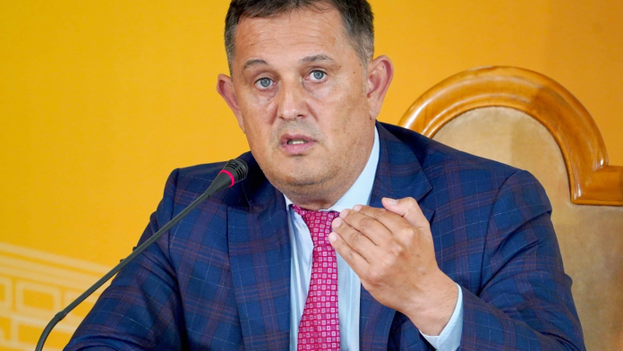 “UE a înfrânt pentru că nu mai are lideri. Am ajuns să cumpărăm gazul cu 1500 de $ mia de mc, Putin ni-l vindea cu 150 de $!” “UE a înfrânt pentru că nu mai are lideri. Am ajuns să cumpărăm gazul cu 1500 de $ mia de mc, Putin ni-l vindea cu 150 de $!”