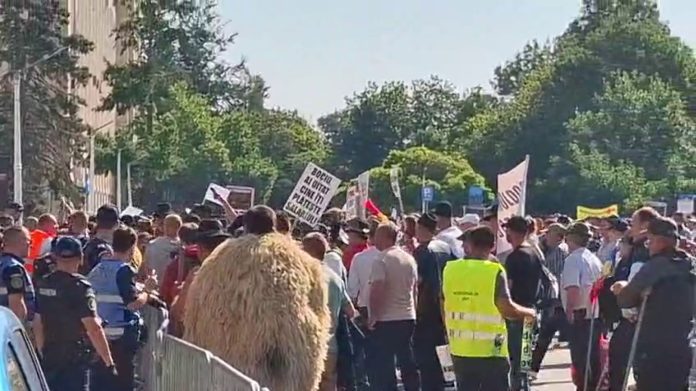 Acuzații de instigare la protestul fermierilor! Iulian Ionescu și Cozmin Gușă dezvăluie informații în exclusivitate despre o posibilă escaladare a manifestației pentru răsturnarea Guvernului Bolojan Acuzații de instigare la protestul fermierilor! Iulian Ionescu și Cozmin Gușă dezvăluie informații în exclusivitate despre o posibilă escaladare a manifestației pentru răsturnarea Guvernului Bolojan