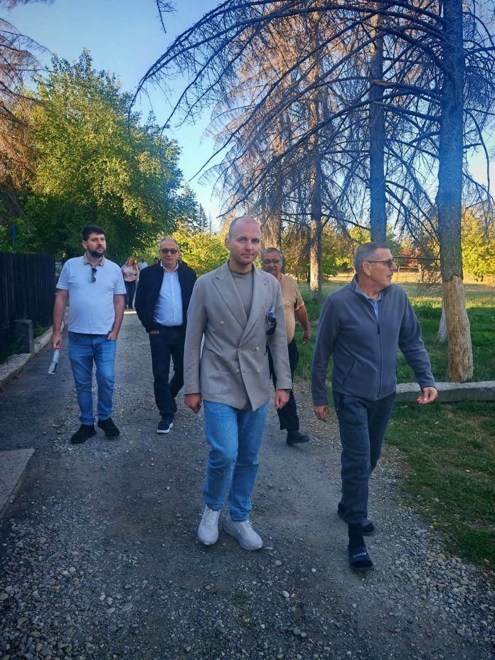 Deputatul Andrei Gușă (AUR): Triajul, cartier al Ploieștiului fără drum direct către Ploiești. Când administrația ridică din umeri, oamenii rămân izolați Deputatul Andrei Gușă (AUR): Triajul, cartier al Ploieștiului fără drum direct către Ploiești. Când administrația ridică din umeri, oamenii rămân izolați