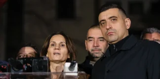 Mișcarea suveranistă în faza de manelizare, înainte de ”chiloțăreală”: ”Ce-ai fă, de faci așa?!” Dialogul între George Simion și Anca Alexandrescu.