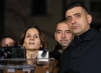 Mișcarea suveranistă în faza de manelizare, înainte de ”chiloțăreală”: ”Ce-ai fă, de faci așa?!” Dialogul între George Simion și Anca Alexandrescu.