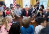 Ultima schemă electorală a lui Trump: 1000 de dolari de investit la bursă pentru bebelușii americani!