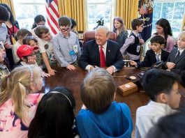 Ultima schemă electorală a lui Trump: 1000 de dolari de investit la bursă pentru bebelușii americani!