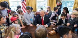 Ultima schemă electorală a lui Trump: 1000 de dolari de investit la bursă pentru bebelușii americani!