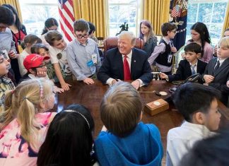 Ultima schemă electorală a lui Trump: 1000 de dolari de investit la bursă pentru bebelușii americani!