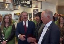 Putin îi pregătește o revenire politică prietenului Gerhard Schroder?! Băi de mulțime și aplauze în Moscova pentru fostul cancelar german!