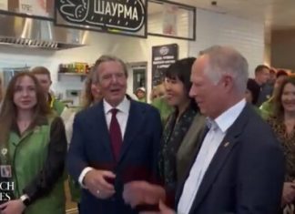 Putin îi pregătește o revenire politică prietenului Gerhard Schroder?! Băi de mulțime și aplauze în Moscova pentru fostul cancelar german!