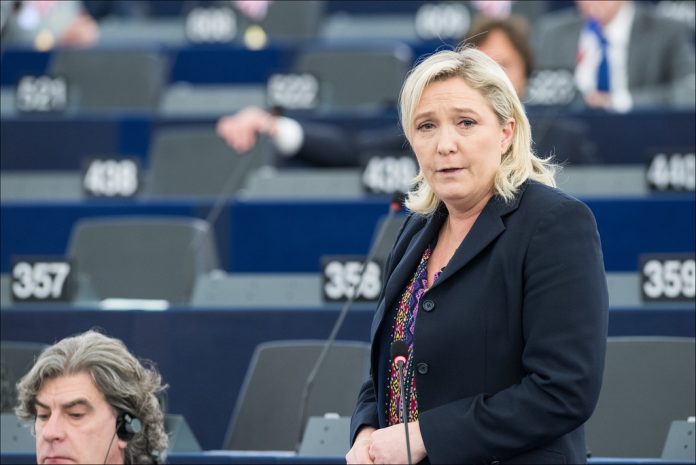 Jumătate din evreii și musulmanii din Franța declară că vor părăsi țara în cazul în care Le Pen câștigă alegerile! Jumătate din evreii și musulmanii din Franța declară că vor părăsi țara în cazul în care Le Pen câștigă alegerile!