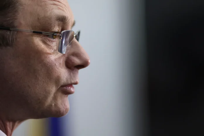 Cine este femeia care-l păzește pe Luca Niculescu. Șefa de cabinet Mihaela-Ilincuța Ștefan-Simion! Cine este femeia care-l păzește pe Luca Niculescu. Șefa de cabinet Mihaela-Ilincuța Ștefan-Simion!